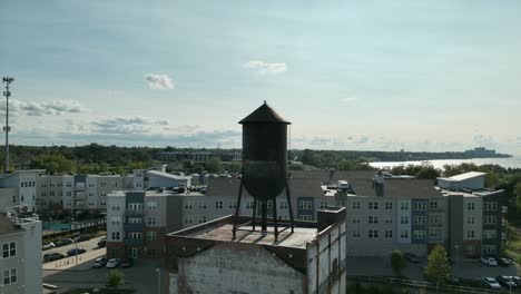 Torre-De-Agua-Cerca-Del-Lago