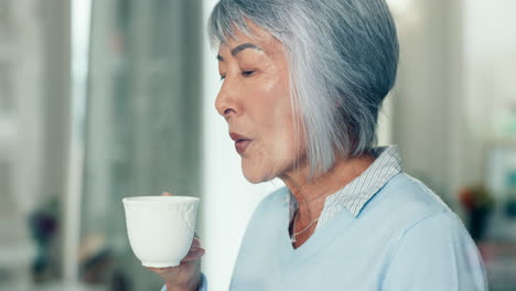 Zuhause,-Frieden-Und-ältere-Frau-Mit-Kaffee