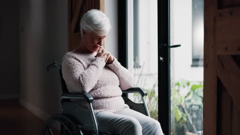 Ältere-Frau,-Rollstuhl-Und-Denken-Am-Fenster