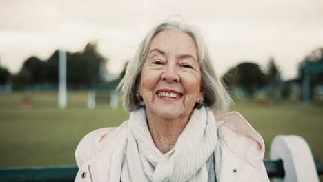 Gesicht,-ältere-Frau-Und-Lächeln-Auf-Parkbank
