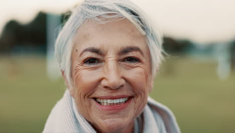 Gesicht,-ältere-Frau-Und-Lächeln-In-Der-Natur
