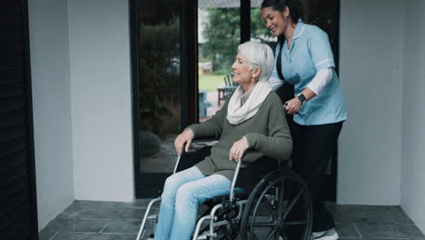 Senior-woman,-wheelchair-and-nurse-help