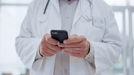 Hands-of-doctor,-smartphone