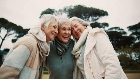 Umarmung,-Park-Und-ältere-Frauen-Mit-Ruhestand