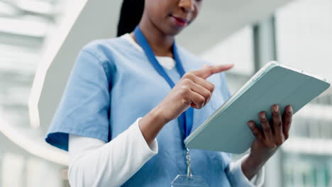 Woman,-tablet-and-hands-of-nurse-in-hospital
