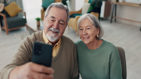 Älteres-Paar,-Selfie-Und-Lächeln-Zu-Hause-Für-Blog