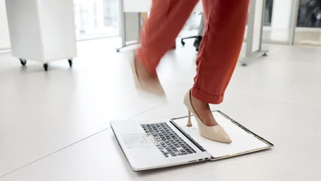 Geschäft,-Scheitern-Und-Frauenfüße-Springen-Auf-Laptop