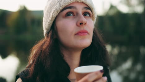 Gesicht,-Denkende-Und-Wandernde-Frau,-Die-Kaffee-Trinkt