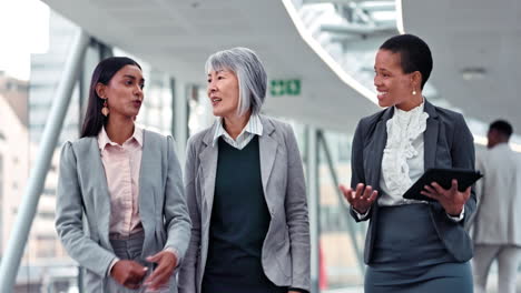 Business-women,-walking-and-group-talking