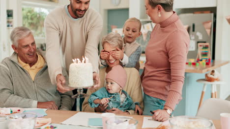 Überraschung,-Geburtstag-Und-ältere-Frau-Mit-Familie