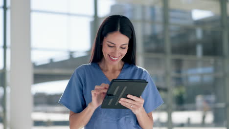 Enfermera,-Mujer-Feliz-Y-Tableta-En-El-Hospital