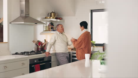 Old-couple-in-kitchen,-talking