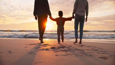 Familie,-Strand-Bei-Sonnenuntergang-Und-Händchen-Haltend