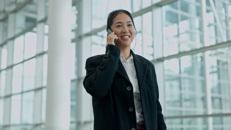Business-woman,-phone-call-and-airport-for-travel