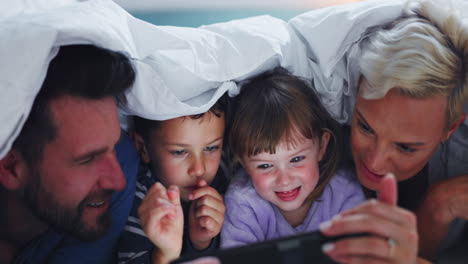 Parents,-children-and-night-with-tablet