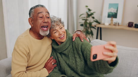 Älteres-Paar,-Couch-Und-Selfie-Mit-Lächeln