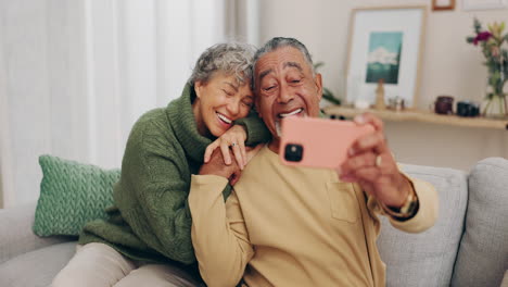 Happy-senior-couple,-couch-and-selfie-with-smile