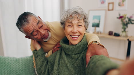 Glücklich,-Umarmung-Und-Senioren-Paar-Selfie-Zu-Hause