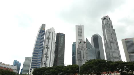Singapur,-Marina-Bay-1-De-Junio-De-2022-Vista-De-ángulo-Bajo-Del-Centro-Financiero-Del-Océano,