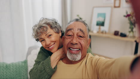 Älteres-Paar,-Gesicht-Und-Selfie-Zu-Hause-Mit-Lächeln