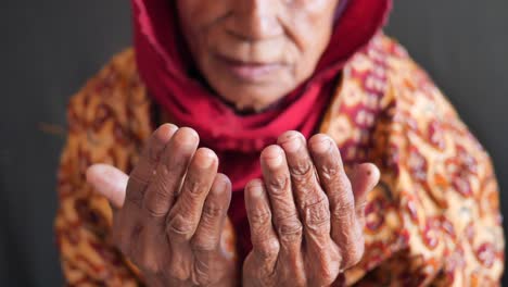 Nahaufnahme-Einer-älteren-Frauenhand,-Die-Im-Ramadan-Betet