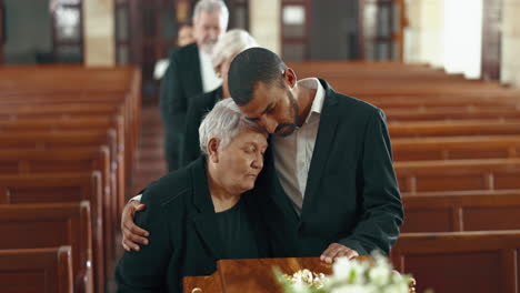 Kirche,-Beerdigung-Und-ältere-Mutter