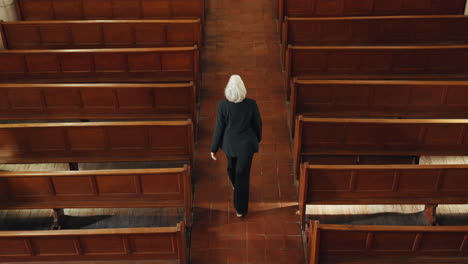 Ältere-Frau,-Kirche-Und-Auf-Dem-Weg-Zur-Beerdigung