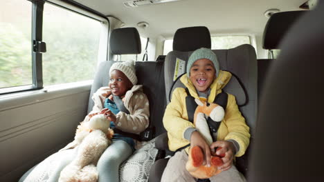 Auto,-Reisen-Und-Kinder-Auf-Dem-Rücksitz-Auf-Roadtrip