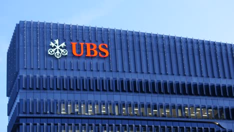 Singapur-1.-Juni-2022-Logo-Der-UBS-Bank-Auf-Dem-Finanzgebäude,