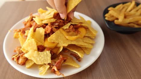 Corn-chips-nachos-with-fried-meat-on-table
