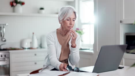 Ältere-Frau,-Laptop-Zu-Hause-Und-Müde-Vom-Internet