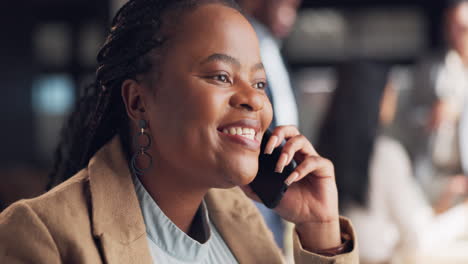Negocios,-Llamada-Telefónica-Y-Mujer-Negra-En-La-Oficina