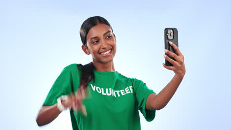 Mujer-Voluntaria,-Selfie-Y-Sonrisa-En-El-Estudio