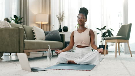 Zuhause,-Yoga-Und-Meditation-Mit-Schwarzer-Frau