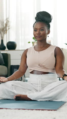 Yoga,-Atmung-Oder-Schwarze-Frau-Im-Gebet