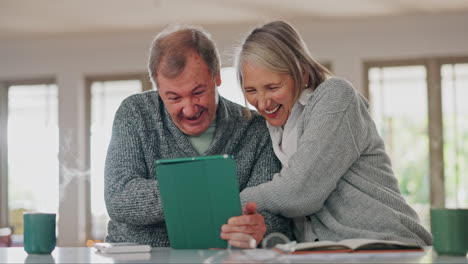 Old-couple-in-kitchen-with-tablet