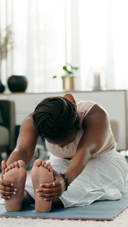 Yoga,-Beine-Oder-Schwarze-Frau,-Die-Sich-Im-Haus-Dehnt