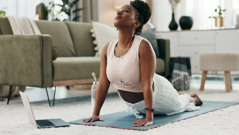 Yoga,-Laptop-Und-Zen-Mit-Einer-Schwarzen-Frau
