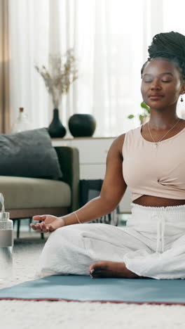 Hogar,-Yoga-Y-Meditación-Con-Mujer-Negra.