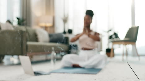 Yoga,-Rauch-Und-Zen-Mit-Einer-Schwarzen-Frau