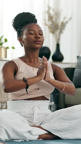 Yoga,-Beten-Oder-Schwarze-Frau-In-Meditation-Zu-Hause