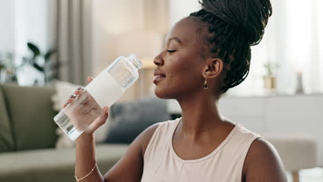 Bewegung,-Schwarze-Frau-Und-Trinkwasser-In-Der-Flasche