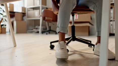Angst,-Arbeit-Und-Wippende-Füße-Am-Schreibtisch