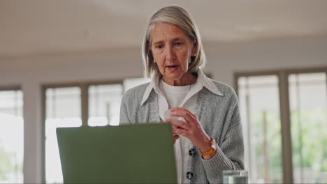 Ältere-Frau,-Pillen-Und-Videoanruf-Auf-Laptop