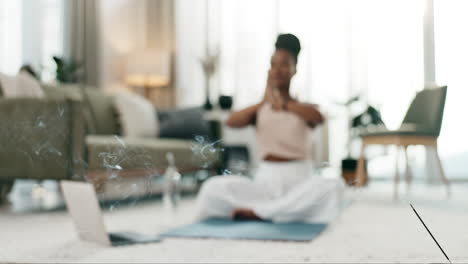 Incienso,-Yoga-Y-Meditación-Con-Una-Mujer-Negra
