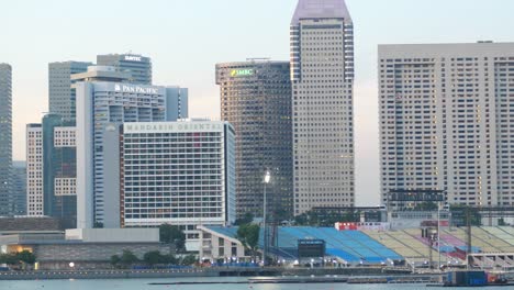 Low-Angle-Ansicht-Der-Modernen-Stadtgebäude-Singapurs