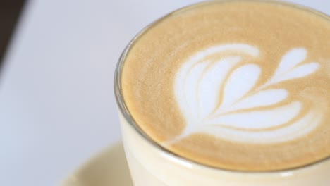 Eine-Tasse-Spätkaffee-Mit-Blumenförmigem-Design-Oben-Im-Café