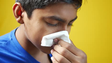 Kranker-Junge-Mit-Grippe-Schnäuzt-Nase-Mit-Serviette