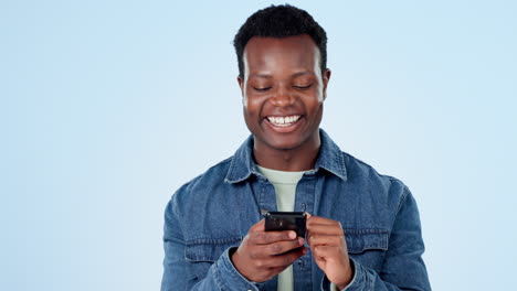 Happy-black-man,-phone-and-laughing-for-funny