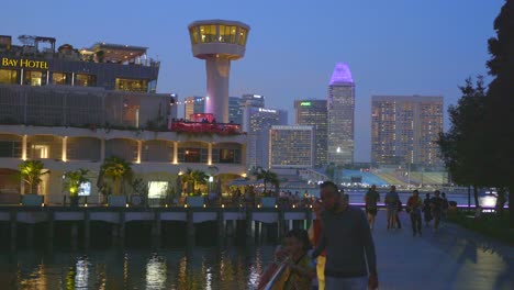 Singapur-Marina-Bay-1-De-Junio-De-2022-Museo-Y-Restaurantes-Por-La-Noche.